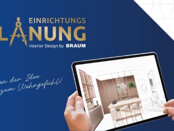 Eine Person hält ein Tablet in der Hand, auf dem ein Interior Design Rendering und eine Strichzeichnung einer modernen Küche und eines Essbereichs zu sehen sind. Einrichtungsplanung, deutscher Text und das Möbel Braum-Branding sind auf einem blauen Hintergrund zu sehen.