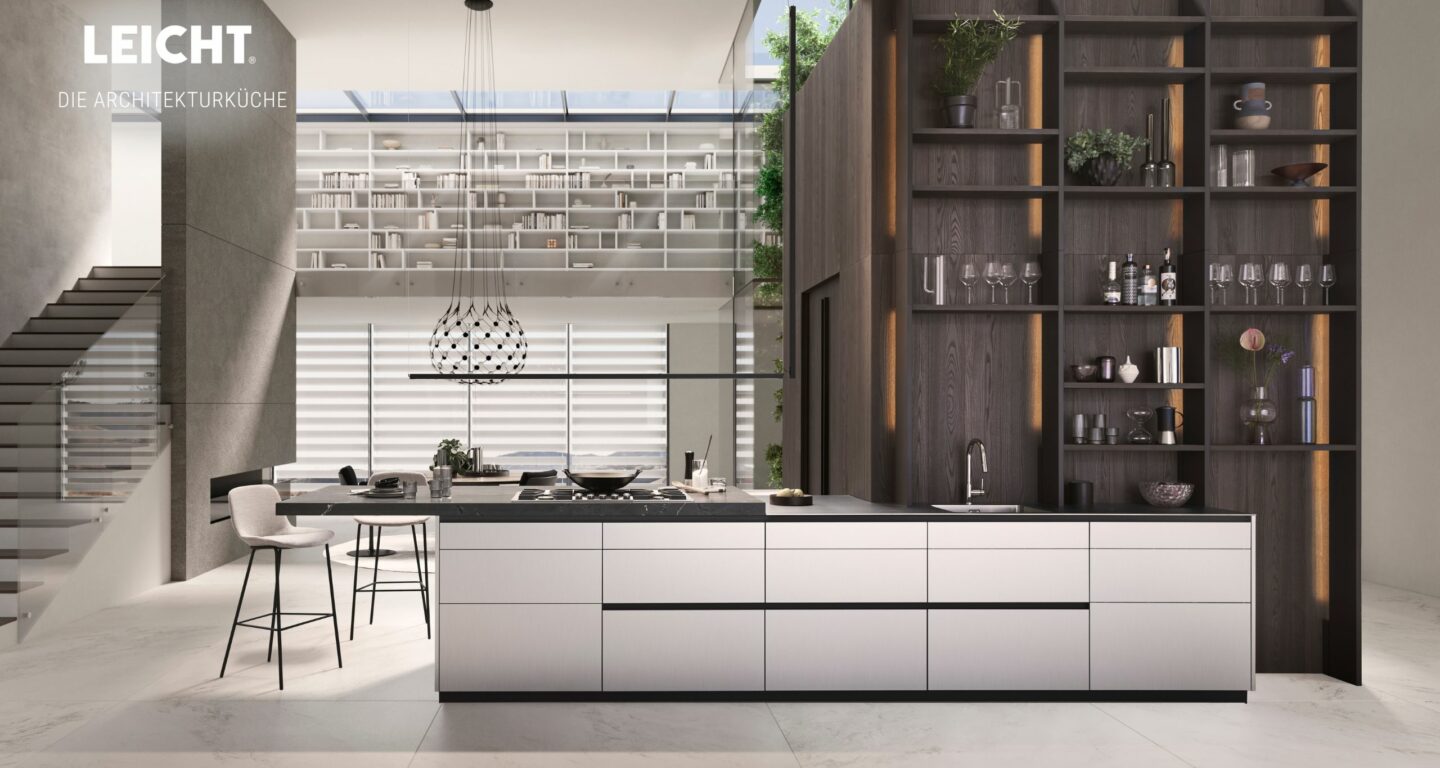 Moderne Architekturküche mit einer großen Insel, offenen Regalen, dunklen Holzakzenten und minimalistischem Design von LEICHT. Eine offene Treppe und ein hochgelegener Bibliotheksbereich verleihen diesem von Möbel Braum inspirierten Raum mehr Tiefe.