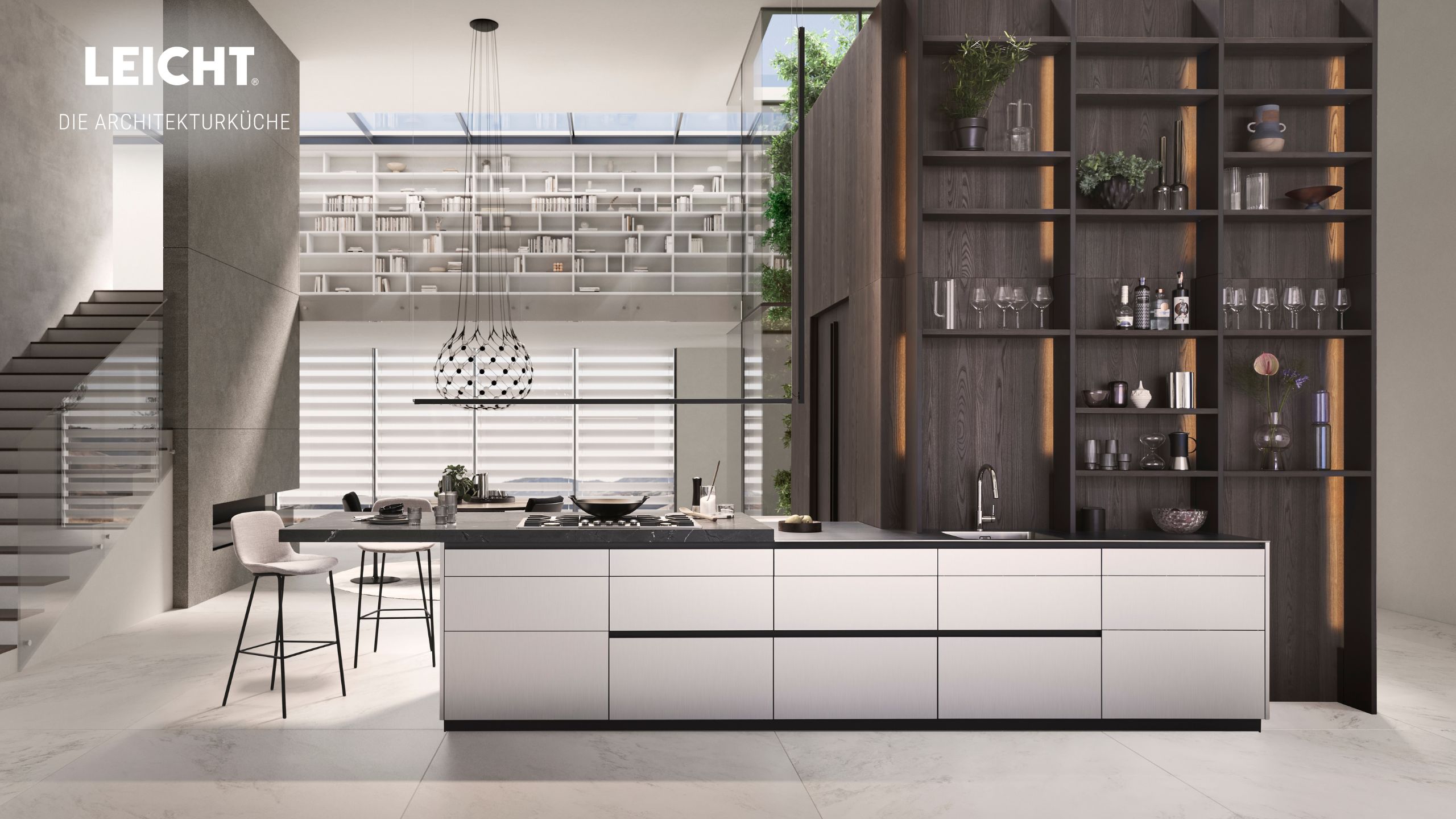 Moderne Architekturküche mit einer großen Insel, offenen Regalen, dunklen Holzakzenten und minimalistischem Design von LEICHT. Eine offene Treppe und ein hochgelegener Bibliotheksbereich verleihen diesem von Möbel Braum inspirierten Raum mehr Tiefe.