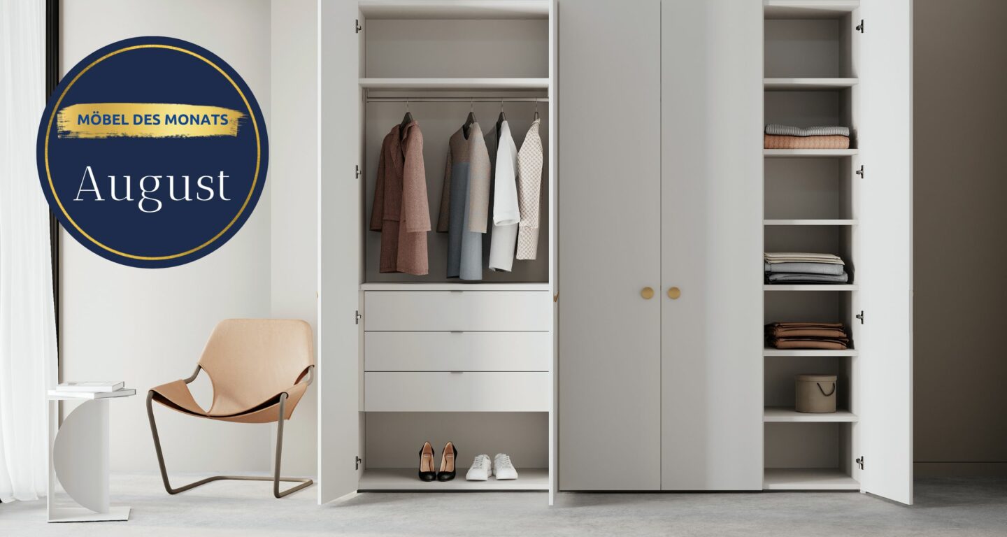 Minimalistischer weißer Kleiderschrank mit offenen Türen zeigt hängende Kleidung, Schubladen, Regale und ordentlich angeordnete Gegenstände; daneben ein moderner Stuhl und ein kleiner Tisch. Die Plakette 