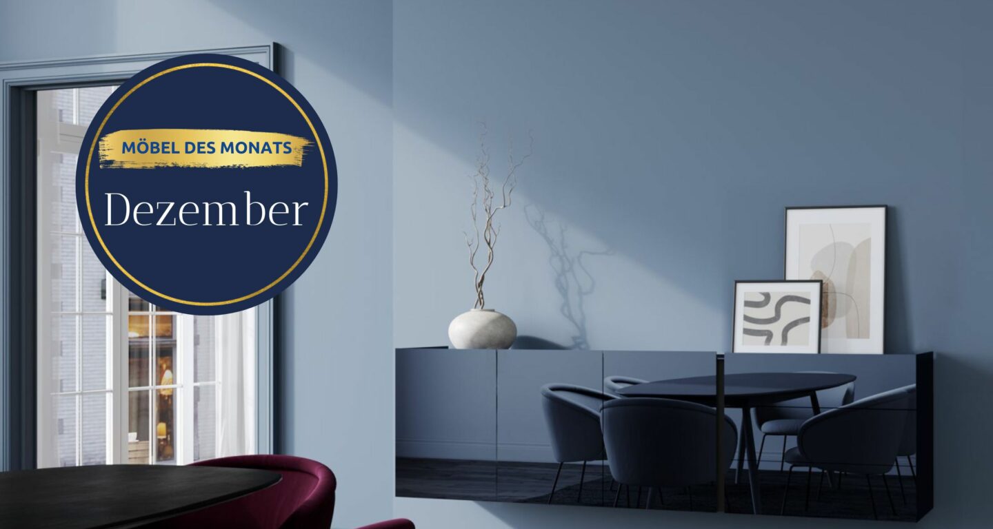 Modernes Esszimmer mit blauen Wänden und Möbeln, minimalistischem Dekor, abstrakter Kunst und einem runden Etikett mit der Aufschrift Möbel des Monats Dezember auf der linken Seite des Bildes - präsentiert vom Möbelhaus Bad Homburg.