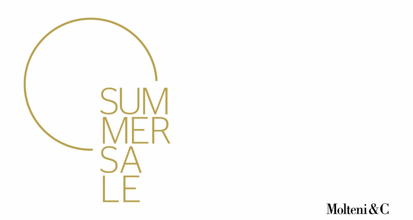 Minimalistisches Design mit dem Schriftzug Sommer Sale in Gold, vertikal gestapelt mit einem Halbkreis darüber, und Molteni&C in schwarzer Schrift unten rechts, was italienisches Design widerspiegelt.
