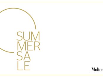 Minimalistische Grafik mit dem Schriftzug Sommer Sale in Gold, der vertikal neben einem goldenen Teilkreis angeordnet ist, mit Molteni&C und italienischem Design in schwarzer Schrift in der rechten unteren Ecke.