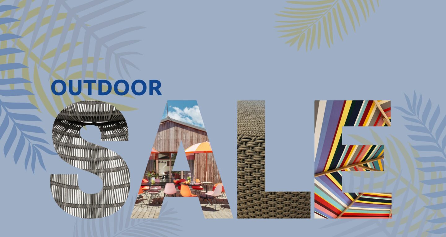 Der Text lautet OUTDOOR SALE und ist in großen Buchstaben mit Outdoormöbel-Mustern und einer Terrassenszene gefüllt; Blattgrafiken schmücken den blauen Hintergrund und heben den großen Rabatt hervor.
